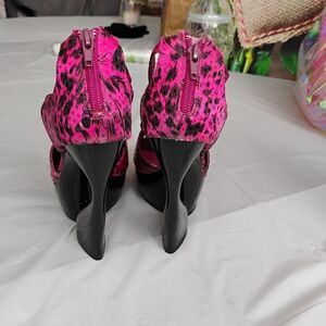 Chic Pink Leopard Women's Heels
